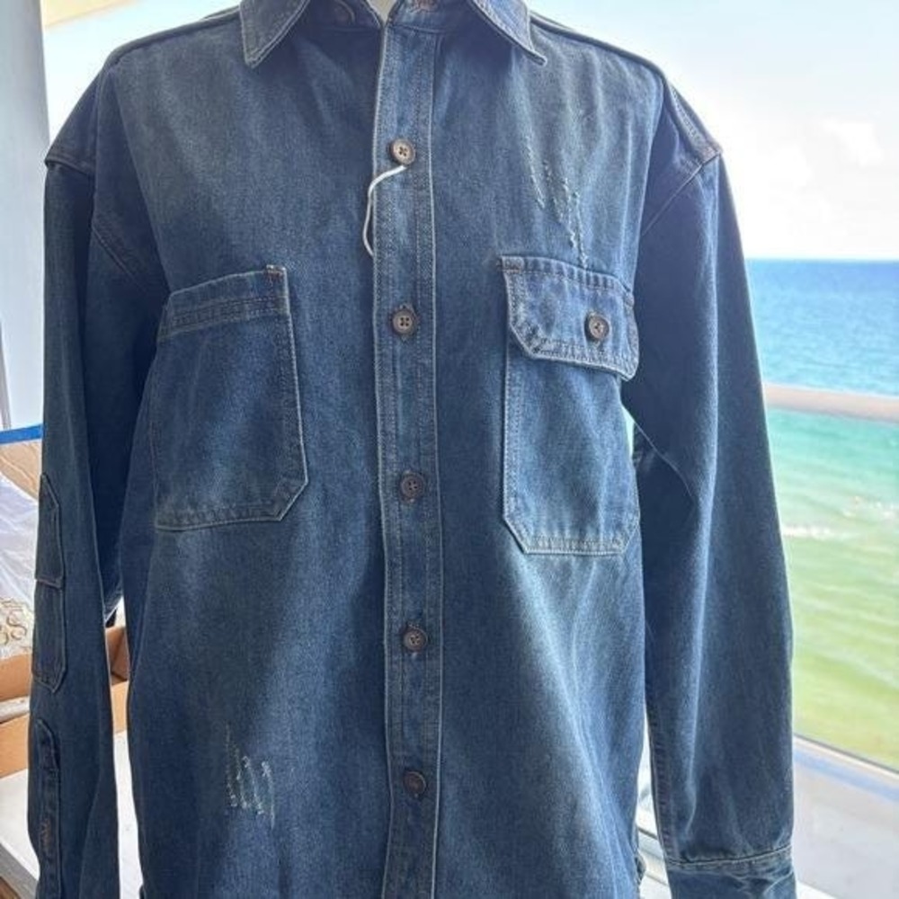 Vintage Denim ButtonUp Shirt With Pockets & Distressed Details For Casual Wear M